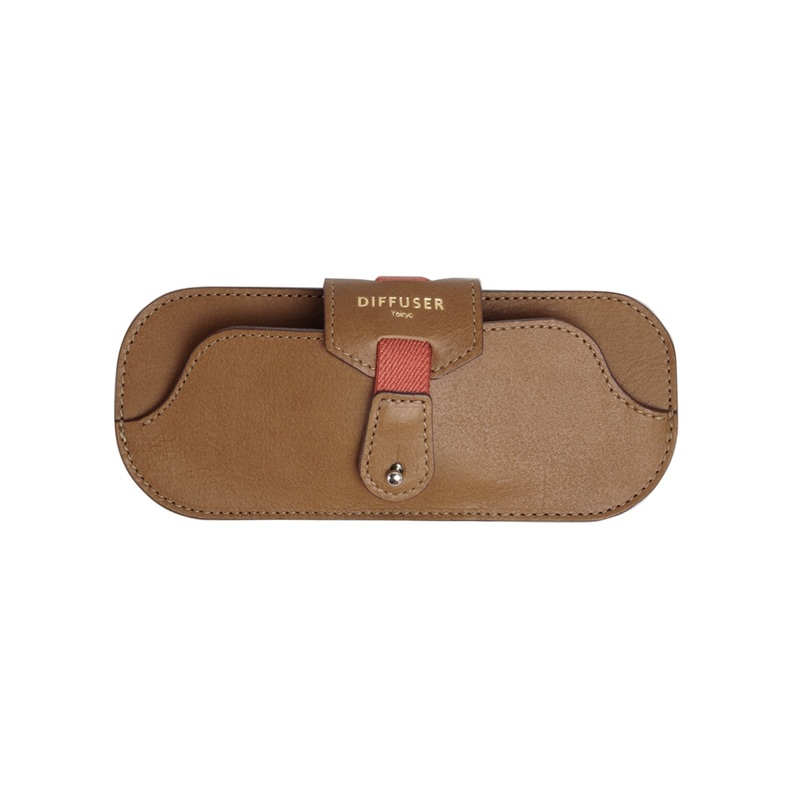 Diffuser Tokyo – Oil Leather Smart Eyewear Case – Camel & Beige